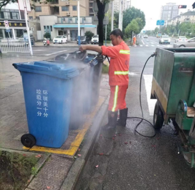 广德市 夏日炎炎，坚守岗位不惧“烤验”——记高温下的城市垃圾清运人